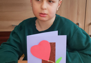 Marcel wykonał kartę walentynkową w formie kwiatu.