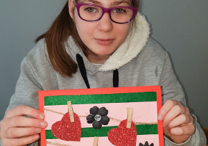 Oliwia wykorzystała serduszka mocując je spinaczami do sznurka.