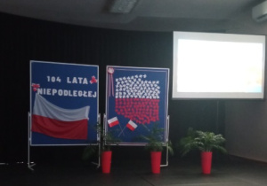 Dekoracja informująca o 104 rocznicy odzyskania przez Polskę niepodległości