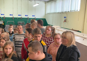 Uczniowie kl 6c-7c-8b, kl 8a zet. kl 7d-8d i kl 1d SPP zwiedzają fabrykę bombek