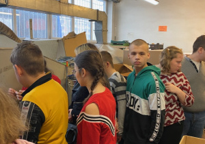 Wiktoria, Kacper, Dawid, Iwona, Asia, Filip, Kuba poznają proces produkcji bombek