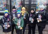 Wolontariusze WOŚP szykujący się do wyjścia na zbiórkę