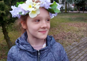 Nikola w wiosennym wianuszku