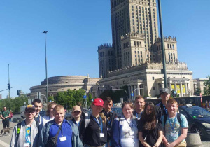Młodzież przed Pałacem Kultury i Nauki