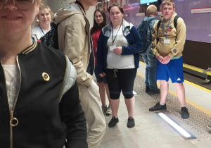 Uczniowie w oczekiwaniu na metro