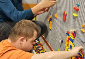 Kolejni uczniowie budują konstrukcje z klocków