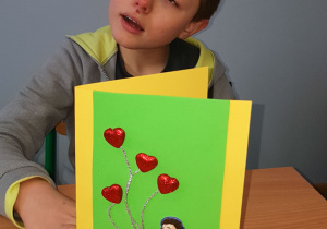 Julek połączył serudzka sznurkiem które imitują piękne balony.