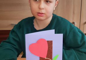 Marcel wykonał kartę walentynkową w formie kwiatu.