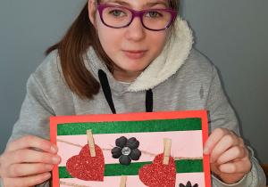 Oliwia wykorzystała serduszka mocując je spinaczami do sznurka.