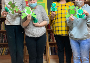 Ania,Emilka, Szymon ip. Mariola prezentują zrobione prace