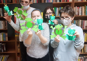 Ania, Emilka,Szymon i p. Kasia-uczniowie prezentują wykonane prace