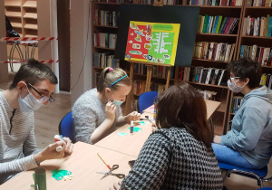 Ania, Emilka, Szymon podczas wykonywania prac plastycznych