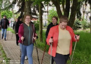 Dominika, Kinga i Iwona maszerują z kijkami.