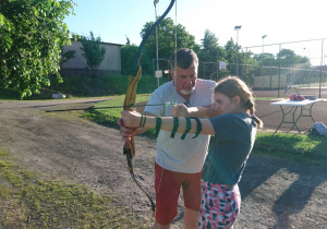 Kinga przygotowuje się do strzału pod czujnym okiem instruktora MOSiR-u.