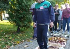 Marcin mierzy się ze ścieżką sensoryczną.