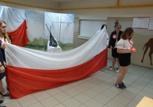 Tanic z flagą - złożenie hołdu poległym