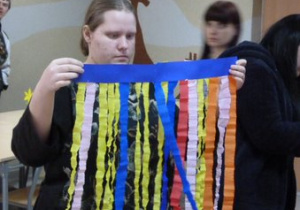 Iwona przygotowała włosy dla słomianej kukły