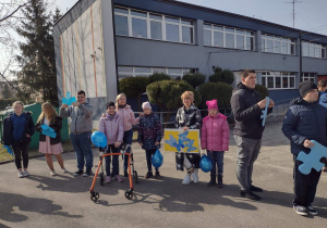Uczniowie biorący udział w wydarzeniu przed szkołą