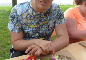 Kamil komponuje rybę z kwiatów
