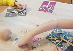 tworzenie kreatywnych drzew z dostępnych materiałów