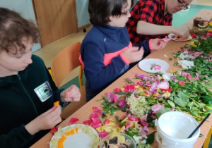 Warsztaty plastyczne podczas pikniku