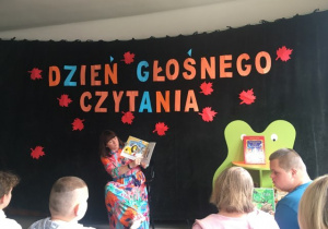 Pani Małgorzata prezentuje książkę