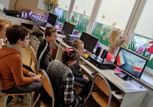 Uczniowie oglądają prezentację dotyczącą polskich symboli narodowych