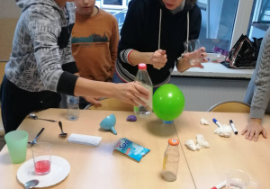 Kacper przeprowadza eksperyment z balonem