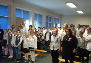 Uczniowie i nauczyciele podczas śpiewania hymnu