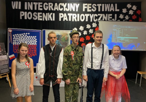 Wiktoria, Emilka, Piotr i Piotr śpiewają piosenkę ''Zachwyca nas Polska''