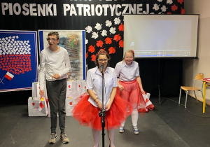 Ania, Emilka i Szymon śpiewają piosenkę ''Żeby Polska była Polską"