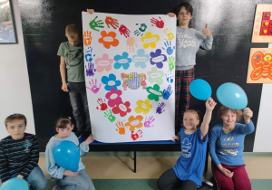 Dzieci prezentują wykonany plakat