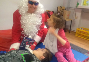 Mikołaj bawi się z dziećmi