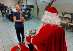 Mikołaj wypytuje wychowanków czy byli grzeczni w tym roku
