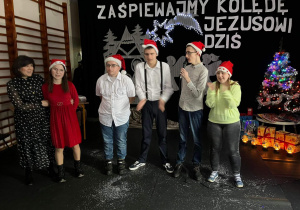 Śpiewają uczniowie biorący udział w zajęciach rewalidacyjnych z Panią Agnieszką
