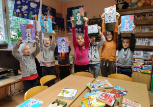 Dzieci prezentują wykonane prace plastyczne.