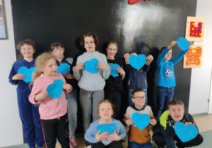 Dzieci prezentują niebieskie serca