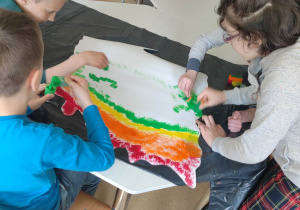 Dzieci podczas wykonywania mapy Polski