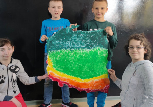 Dzieci prezentują wykonaną mapę Polski