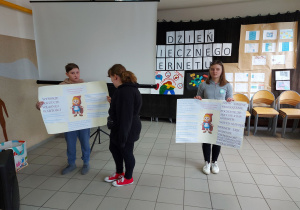 Piotr Milena i Sandra prezentują swoje plakaty stojąc na środku i odczytując zapisane informacje