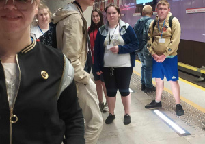 Uczniowie w oczekiwaniu na metro