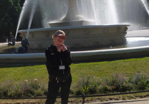 Sandra przed fontanną