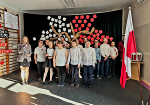 Uczniowie z panią Małgorzatą i panem Krzysztofem podczas części artystycznej