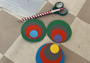 Pawie oczka - ludowe ozdoby na choinkę wykonane przez uczestników warsztatów