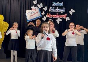 Uczniowie podczas występu