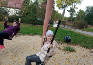 Dzieci na placu zabaw