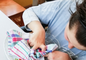 Jestem pomocna w gospodarstwie domowym- wycieranie naczyń.