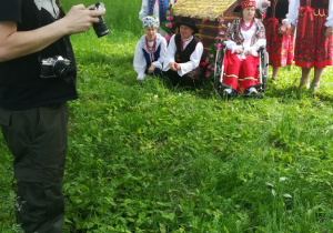 Fotgraf i ustawiona grupa uczestików Programu do zdjęcia grupowego.