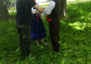 Ustawianie do zdjęcia pary uczestniów Programu w strojach śląskich.