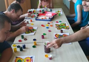 Zajęcia plastyczne uczestników Programu Rehabilitacja 25 plus malowanie farbami na podkładzie solnym.